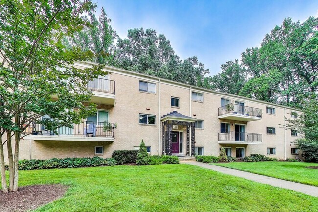 Building Photo - Spacious Parkside Condo with All Utilities...