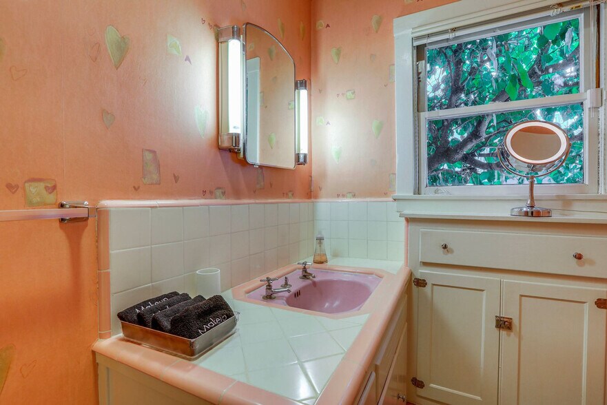 Building Photo - 2627 Land Park Dr