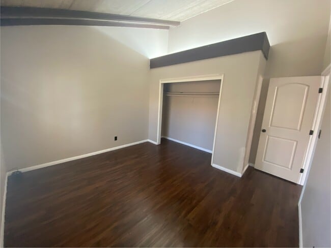 Building Photo - 221 S Valley St