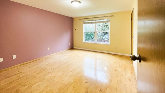 Building Photo - Light & bright Corner Condo in prime Kirkl...