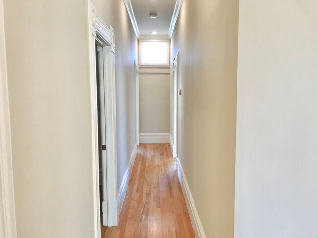 Building Photo - Handsome, Recently Renovated, 3BR/2BA Pac ...