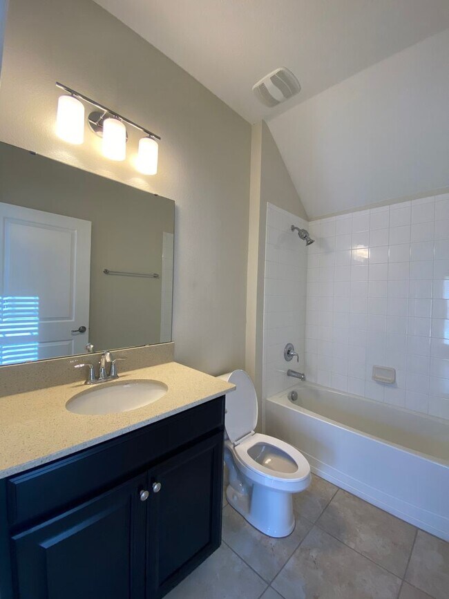 Building Photo - Spacious 4-Bedroom Home in Prime Winter Ga...