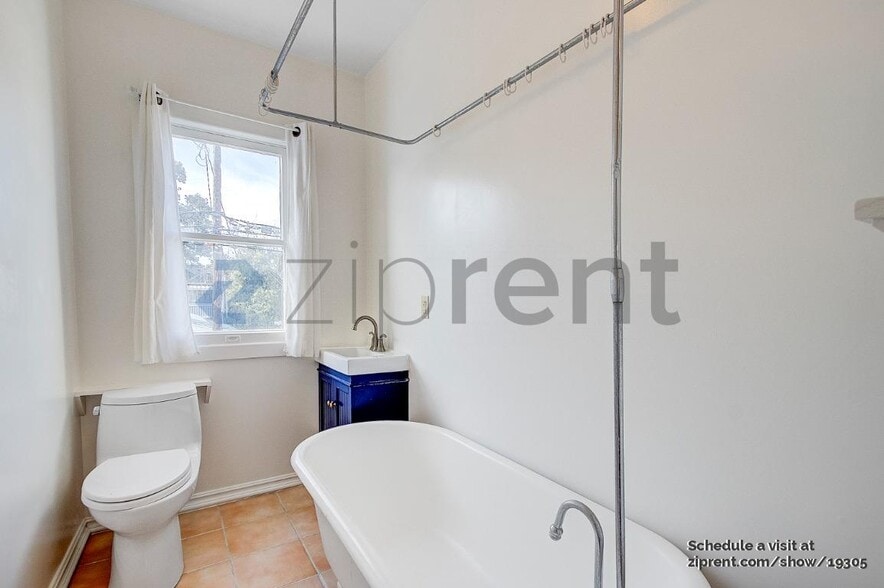 Building Photo - Unit B