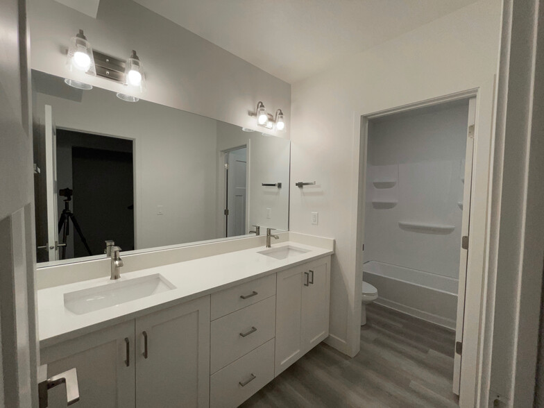 Two sinks bathroom - 4265 S Steele Creek Ct