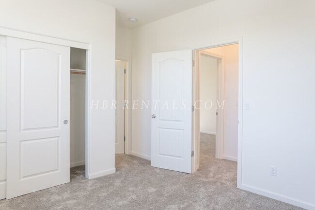 Building Photo - TRACY HILLS - Four Bedroom Spectacular Home - Full Bed/Bath Located on 1st Floor