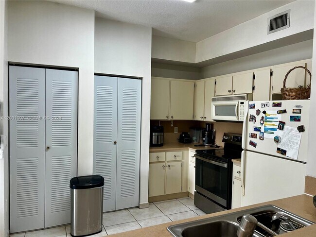 Building Photo - 7290 NW 114th Ave