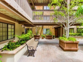 Building Photo - 8860 Villa La Jolla Dr