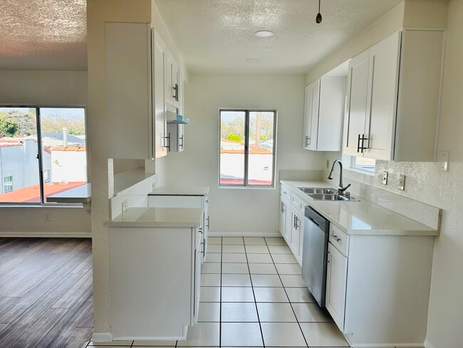 Building Photo - 5847 Gaviota Ave