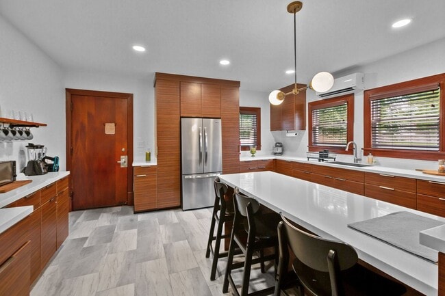 Building Photo - Modern Furnished Cottage Located Downtown!