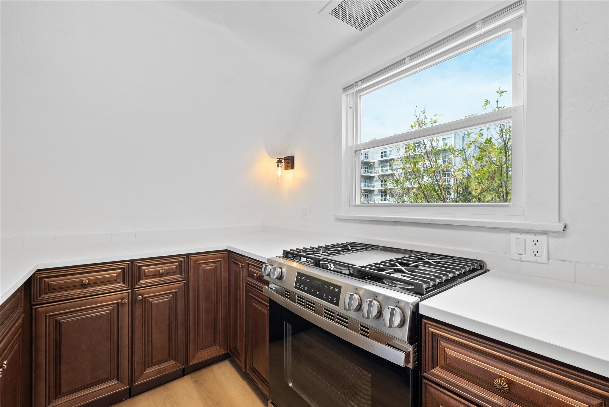 Building Photo - 2026 E Kenilworth Pl