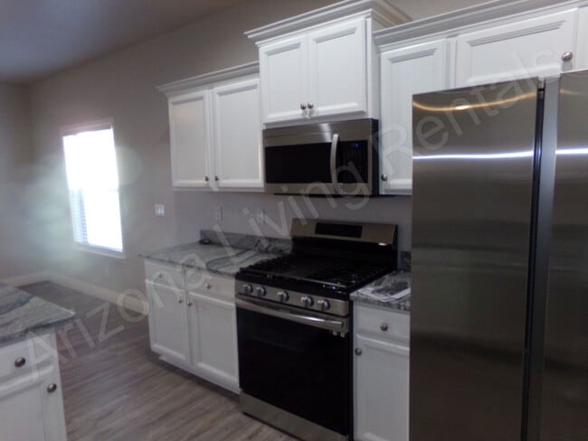 Building Photo - GORGEOUS 3 BEDROOM 2 BATHROOM HOME