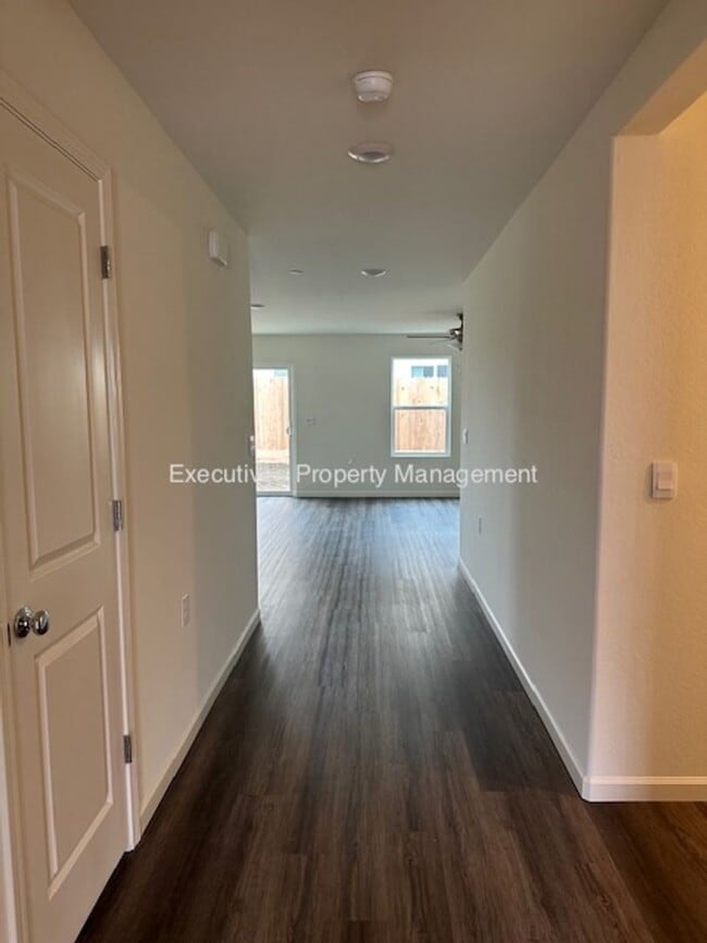 Building Photo - 11 River Oak Ct