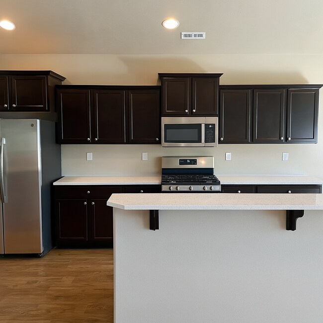 Building Photo - Gorgeous single-level 3x2 with fully fence...