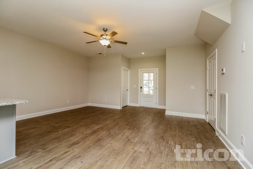 Building Photo - 121 Dimaggio Dr