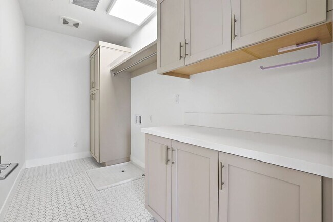 Building Photo - 1650 Murano Pl