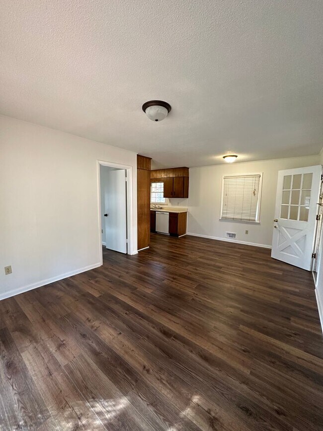 Building Photo - East-side home move-in ready