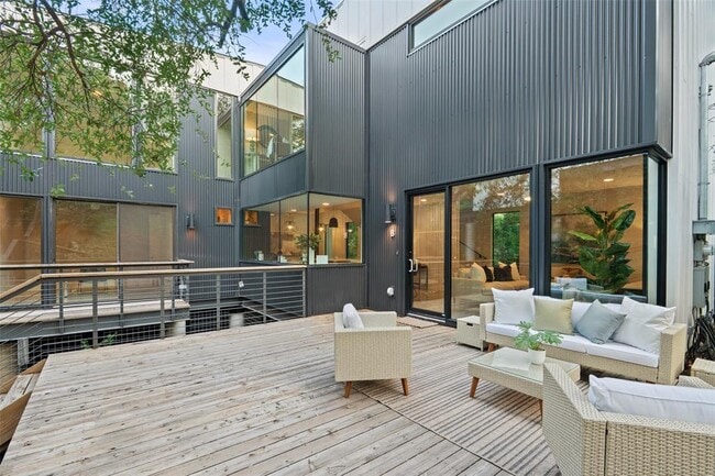Building Photo - 1327 Bonham Terrace