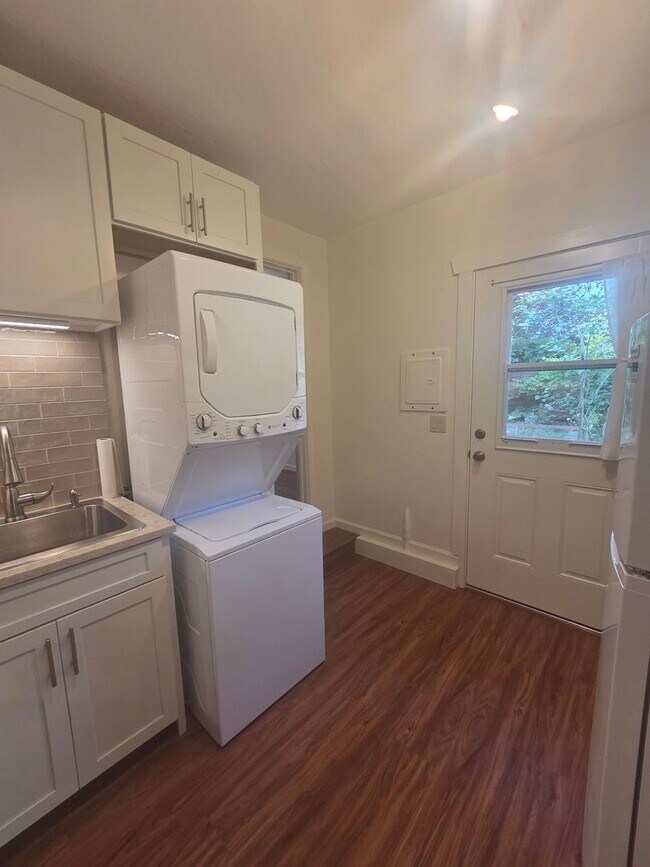Building Photo - West Side Petaluma Garden Gem - 1 bed 1 bath