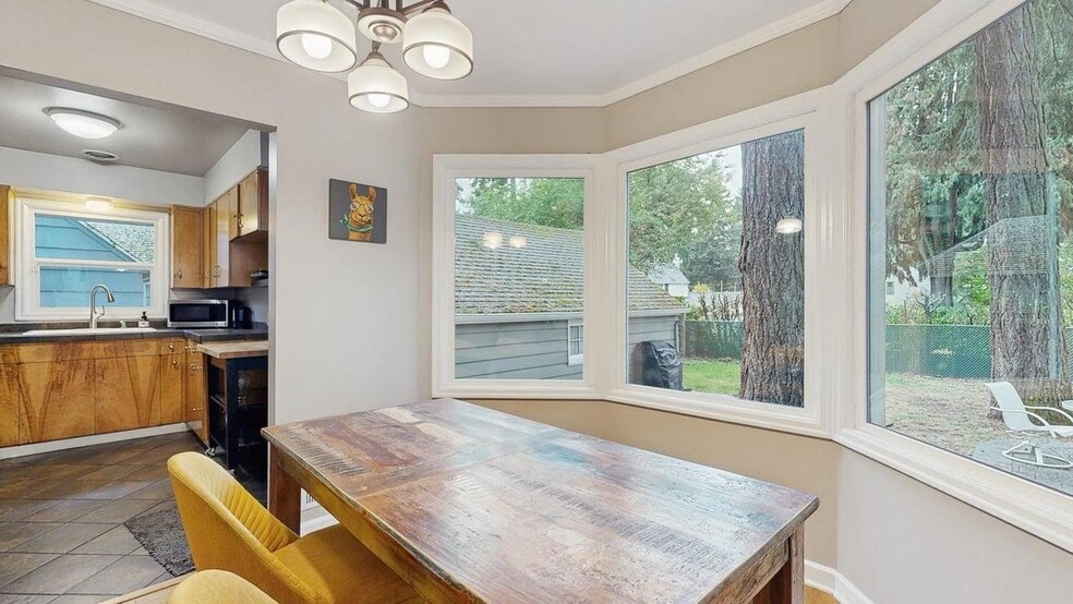 Building Photo - Cozy home with fenced yard and hot tub in NE Portland