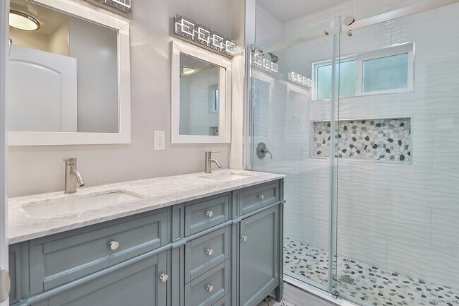 Building Photo - MOVE-IN READY 5BR w/pool + separate guest space w/half bath!