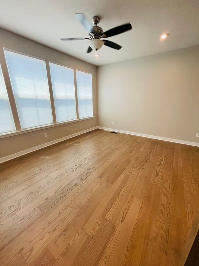 Building Photo - Sophisticated and Spacious 3BR-3.5 Bath To...