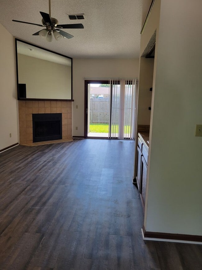 Building Photo - $1150 - 2/2 - Jefferson Square has received a new fresh look.