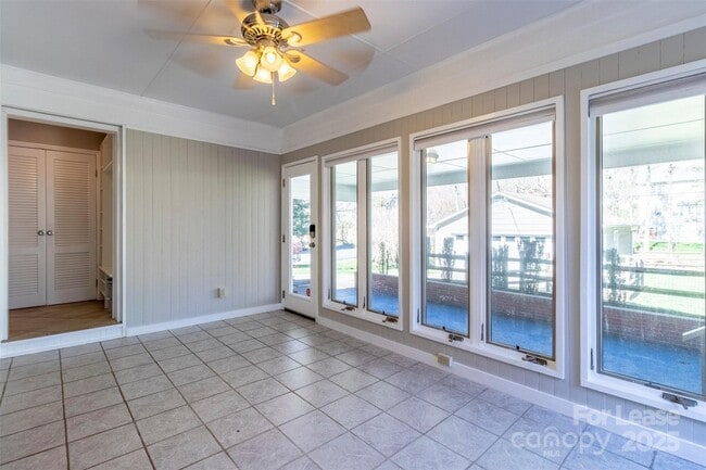 Building Photo - 6618 Castlegate Dr