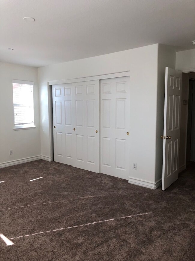 Building Photo - Gorgeously Spacious 5 bedroom Home for Ren...