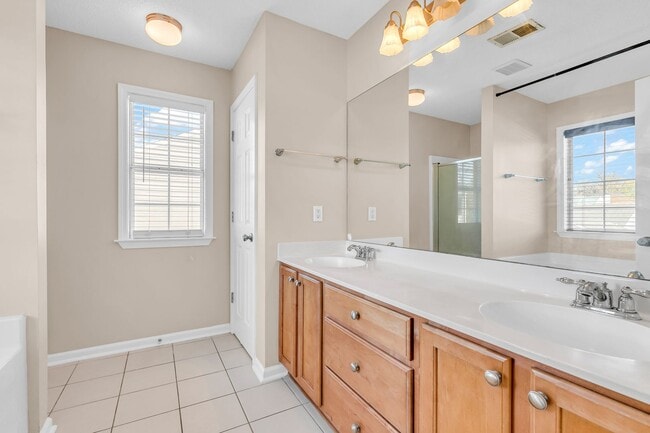 Building Photo - 16 Bushwood Dr