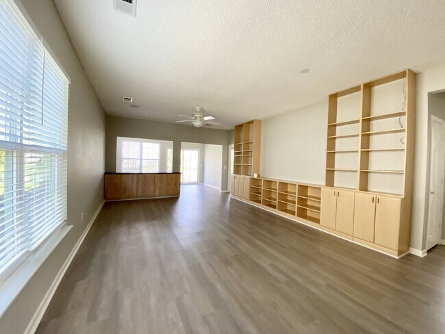 Building Photo - Beautiful Three Bedroom Home Sun City Home!