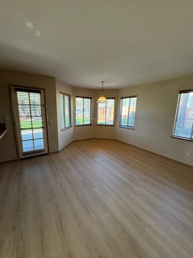 Building Photo - Beautiful 3 Bedroom 2.5 Bath Home!!