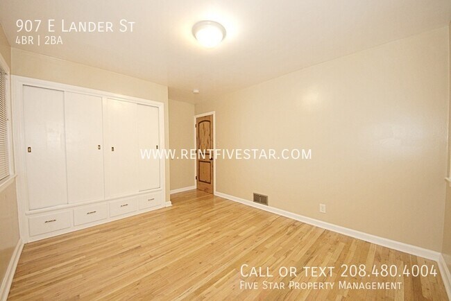 Building Photo - Home Available in University Area! This 4 ...