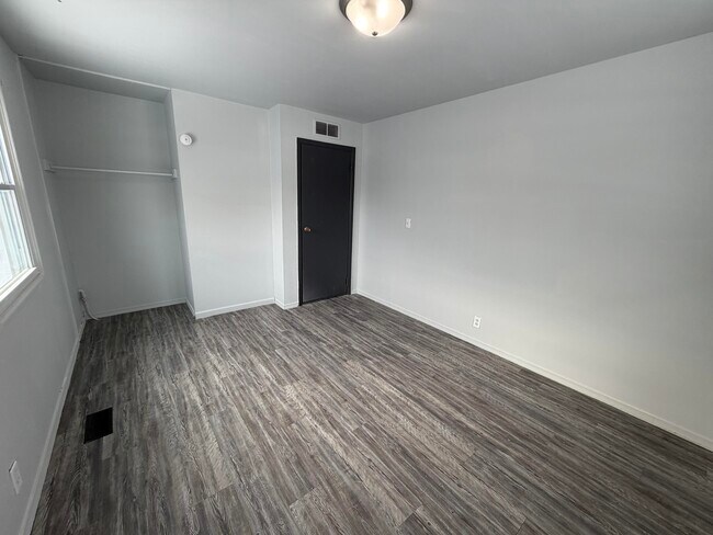 Building Photo - 1606 Glenview-