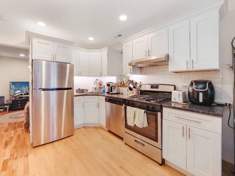 Primary Photo - 2425 N Greenview Ave