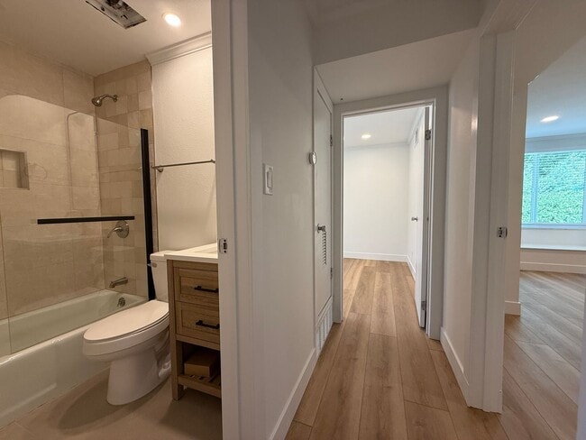Building Photo - Newly Updated Condo in SLC!
