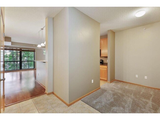 Building Photo - 2565 Franklin Ave