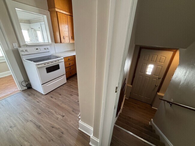 Building Photo - 4 Bedroom, 1 Bathroom home with 2+ car garage!