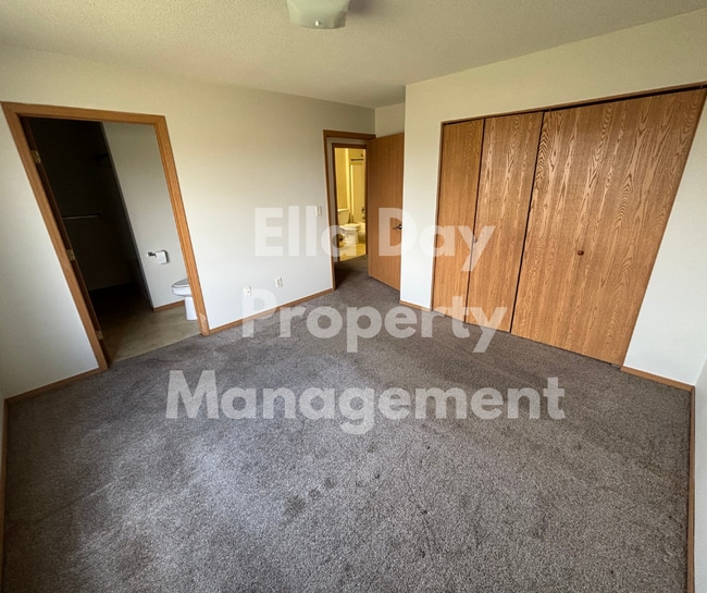 Building Photo - 2520 E Conquest St