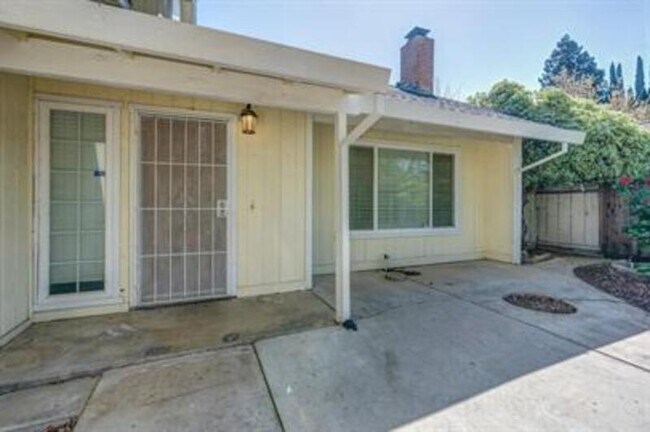 Building Photo - 2768 Saratoga Ave