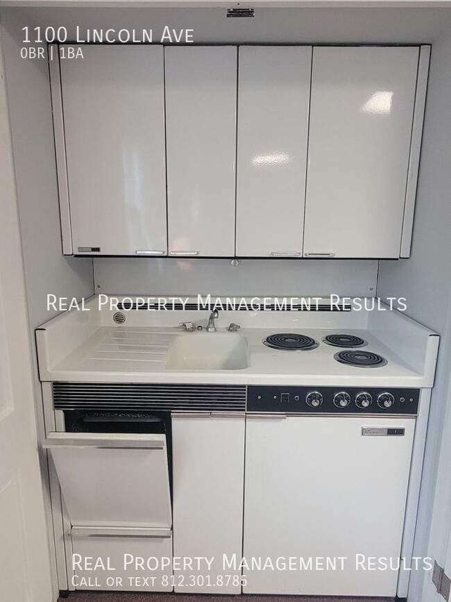 Building Photo - Upstairs Studio Apartment/All Utilities In...