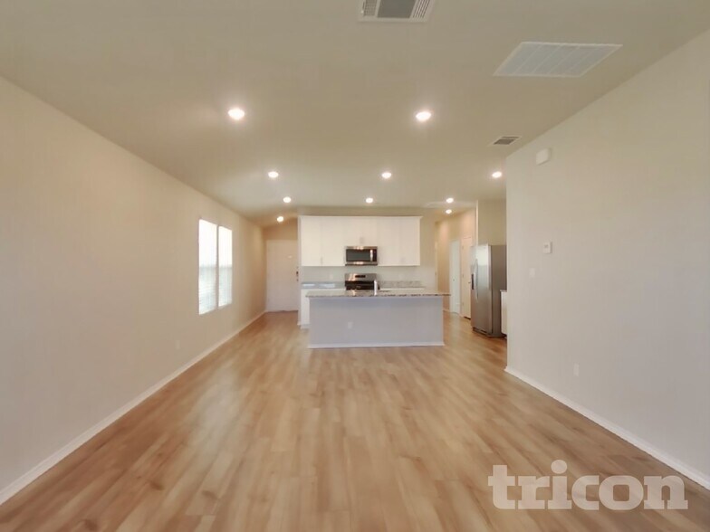 Building Photo - 5104 Saddle Clb Dr