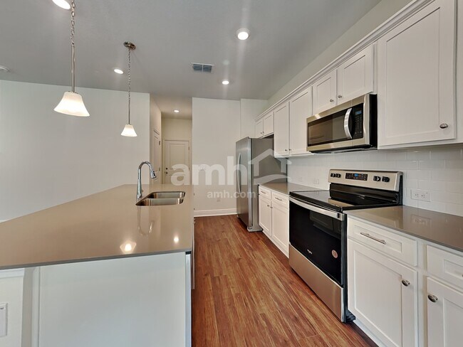 Building Photo - 27265 St Andrews Ave