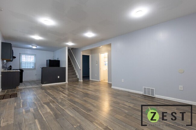 Building Photo - 4-BEDROOM 2-FULL BATHROOMS