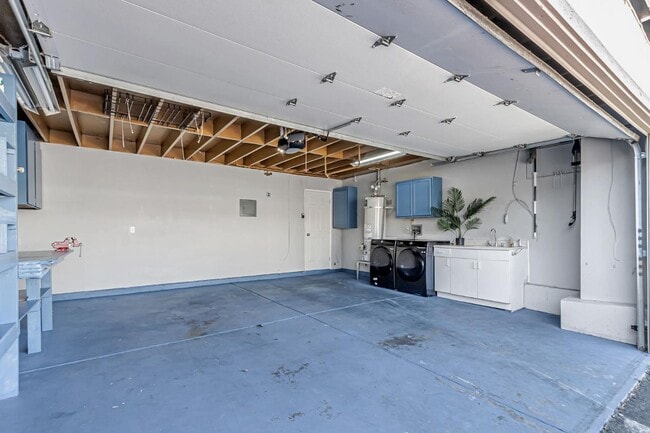 Building Photo - 8130 Park Villa Cir
