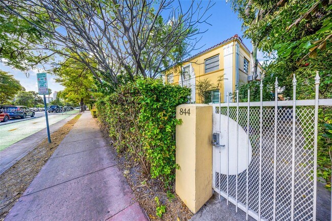 Building Photo - 844 Jefferson Ave