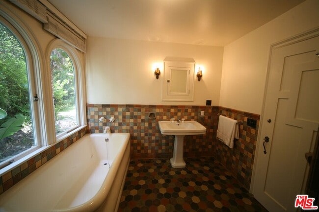 Building Photo - 2243 E Live Oak Dr