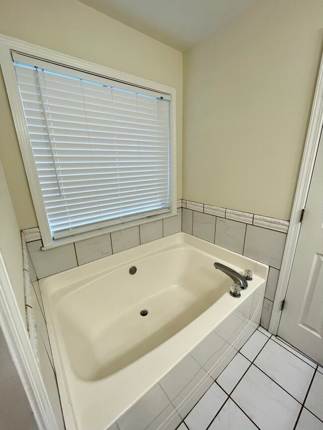 Building Photo - 4 Bedrooms in Eastern Oaks