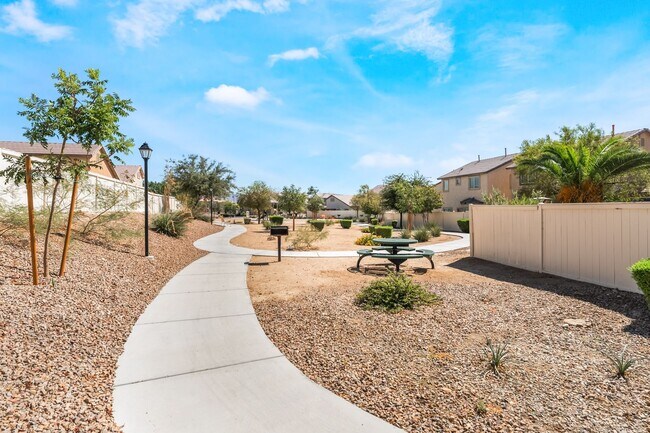 Building Photo - You're going to love this 4 bedroom 2.5 bath! Looks and Feels Brand New!