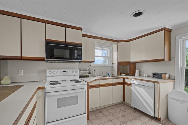 Building Photo - 8 Family Ln