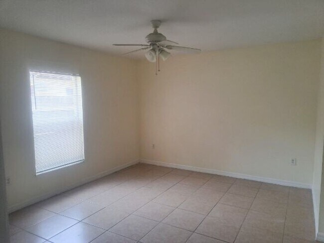 Building Photo - ANNUAL RENTAL 2/1  Available now!